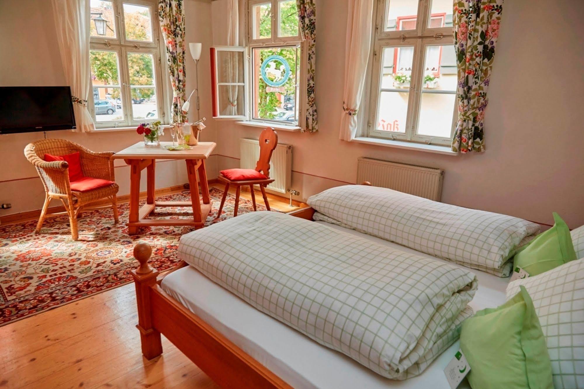 Hotel Weisses Ross ดิงเคลส์บืล ภายนอก รูปภาพ
